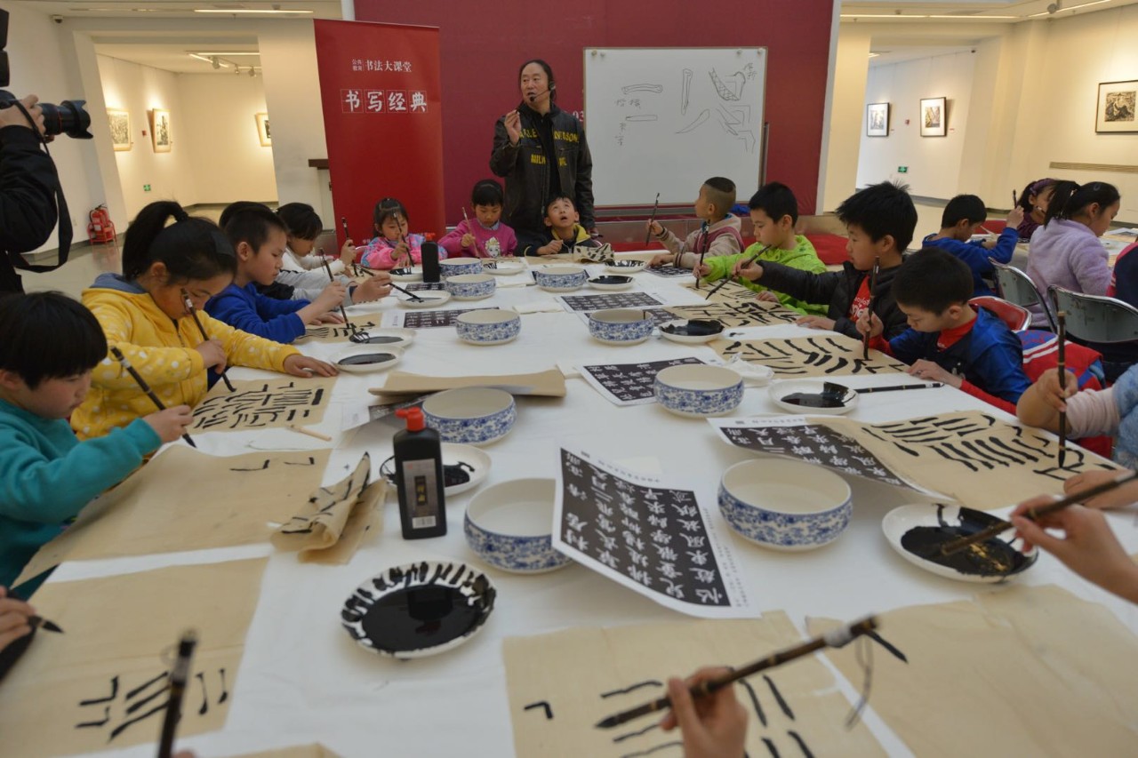 李强老师为学生们讲课
