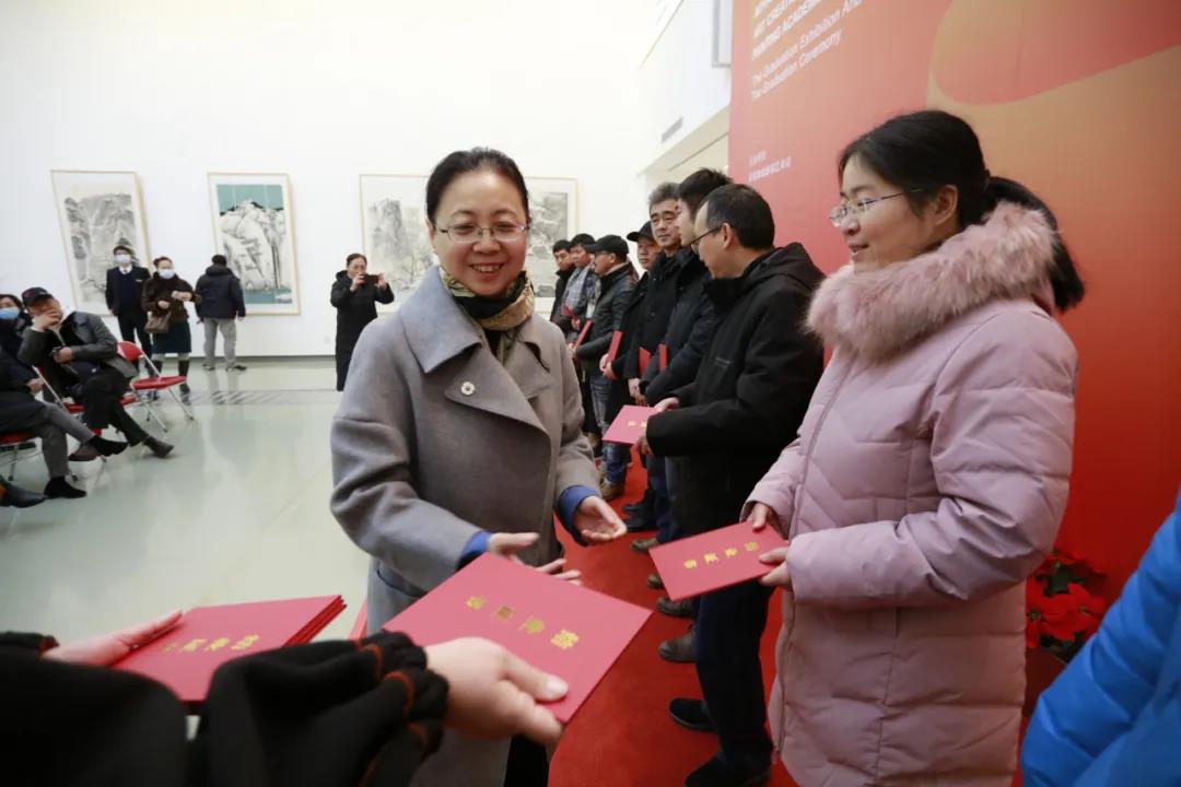 文化和旅游部艺术司副司长周汉萍为学员颁发结业证书