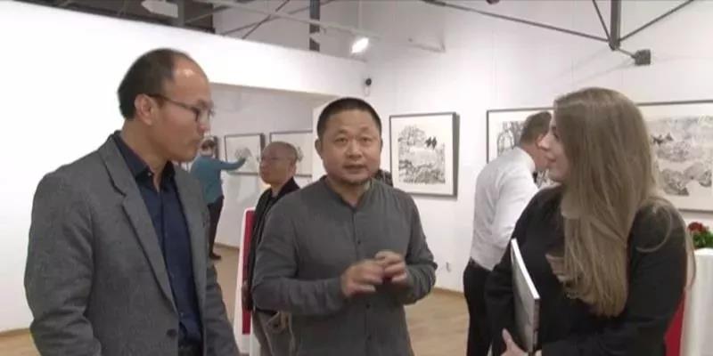 中国国家画院研究员方向在展览现场与波黑观众交流