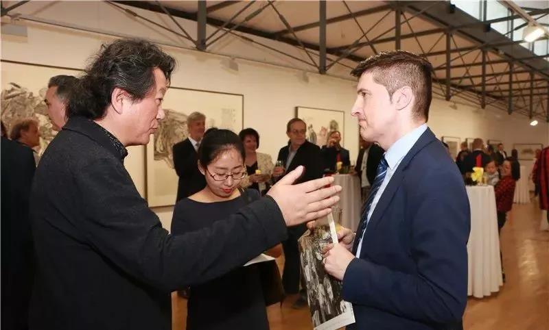 中国国家画院副院长张江舟和波黑民政部部长助理阿德南·胡西奇在展览现场交流