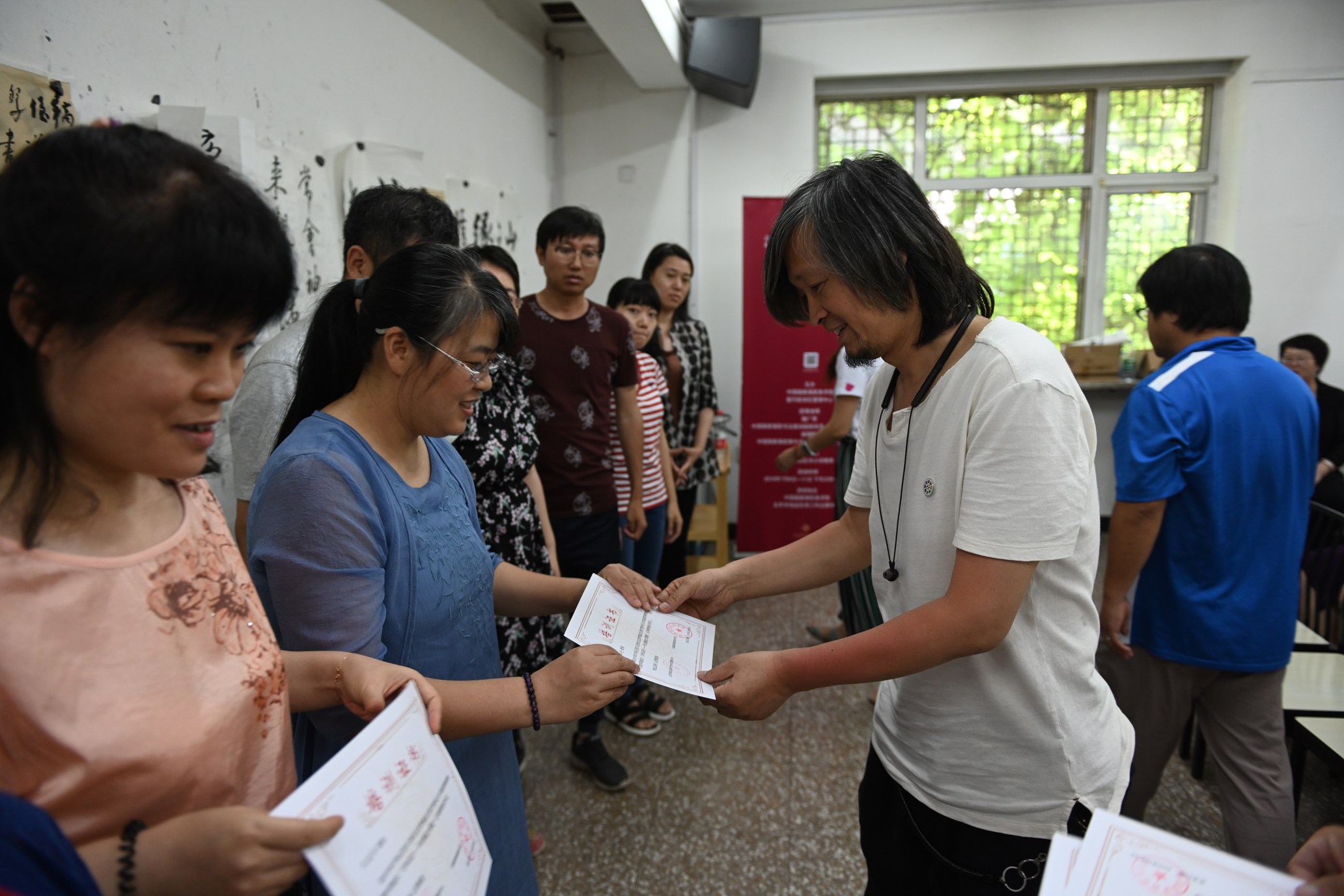 中国国画院美术馆馆长、研究员 何加林为学员颁发证书