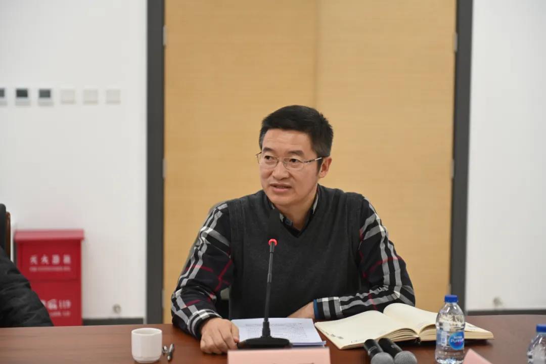 中国国家画院理论研究所所长李虹霖主持讨论会