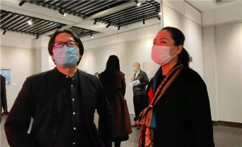 中国国家画院油画所所长赵培智和中国国家画院艺术家沙永汇就汇看情况交流意见