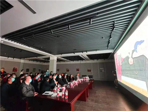 专家组逐一对每一件作品进行汇看点评