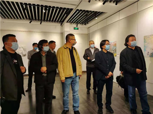 在黑龙江省书画院美术馆汇看草图