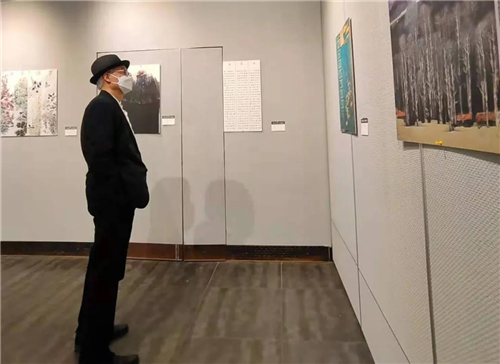 中国工笔画学会会长陈孟昕逐一观看预参展作品