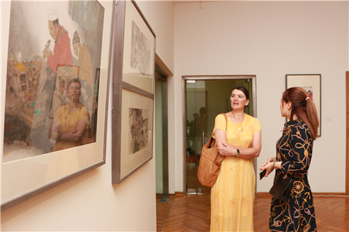 下戈里察大学艺术学院教授伊利卡其·塔涅那女士参观展览