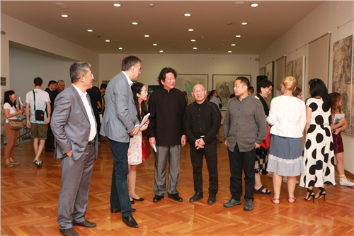 中国国家画院研究员郭子良向黑山名誉总统武亚诺维奇介绍展览作品