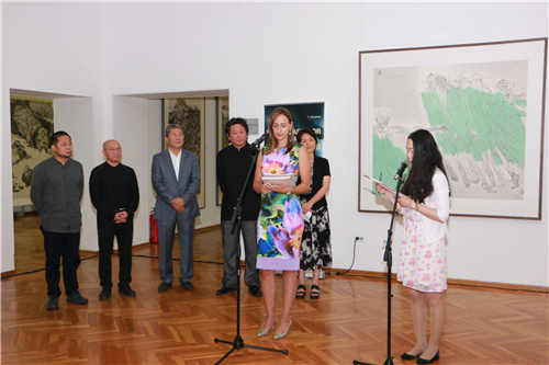 黑山波德戈里察博物馆暨美术馆策展人赛尔玛·杰柴维奇女士主持展览开幕式