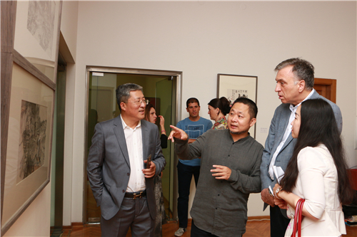 中国国家画院研究员方向给黑山名誉总统武亚诺维奇介绍展览作品