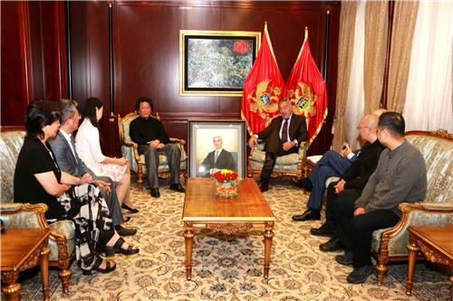 中国驻黑山大使馆和中国国家画院代表团，在黑山总统府将米洛·久卡诺维奇肖像作品作为两国悠久情谊的见证，赠送给米洛·久卡诺维奇总统