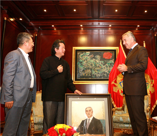 中国国家画院副院长张江舟向黑山总统米洛·久卡诺维奇介绍总统肖像画作的作者、中国国家画院国画院副院长于文江