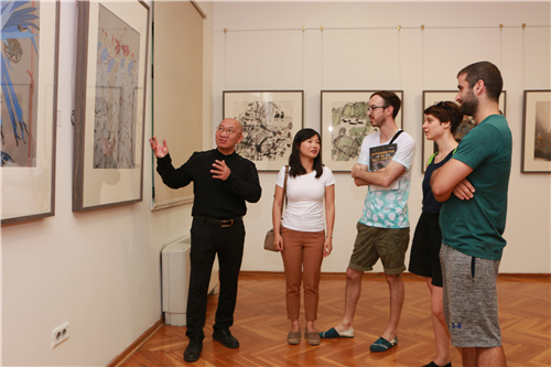 中国国家画院研究员郭子良向观众介绍中国艺术
