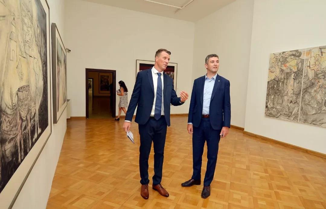 克罗地亚杜布罗夫尼克现代艺术博物馆馆长通科·斯莫克维那向克罗地亚杜布罗夫尼克市市长马托·弗兰克维奇介绍展览作品