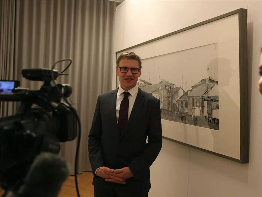 拉脱维亚投资发展署署长安德烈斯-奥佐尔斯接受采访
