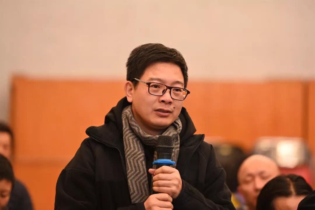 中国国家画院山水画所艺术家、《中国美术报》社社长、总编辑王平发言并提问