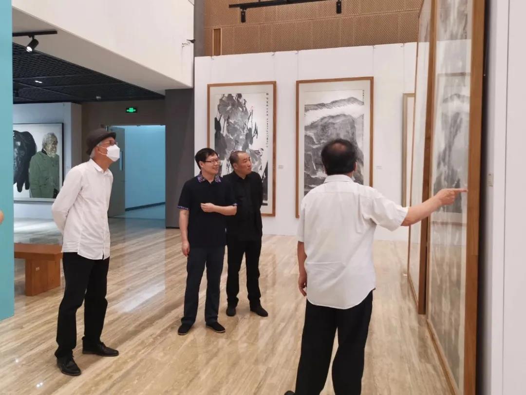 冯远、张士军、卢禹舜、陈孟昕在展览现场