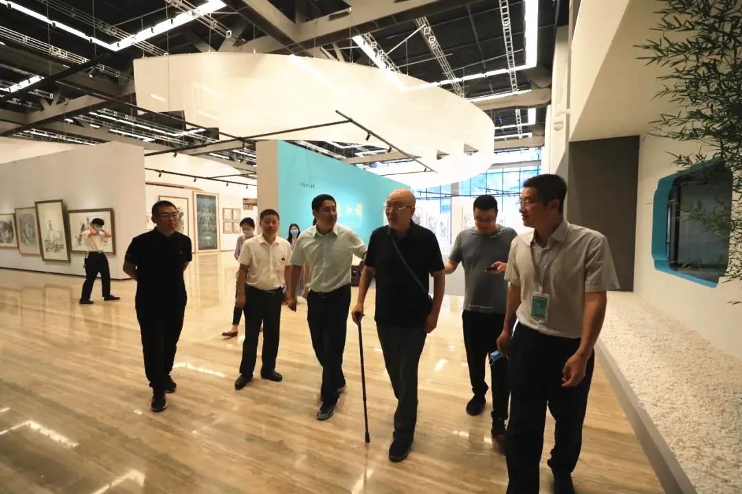 龙瑞、李虹霖等在展览现场