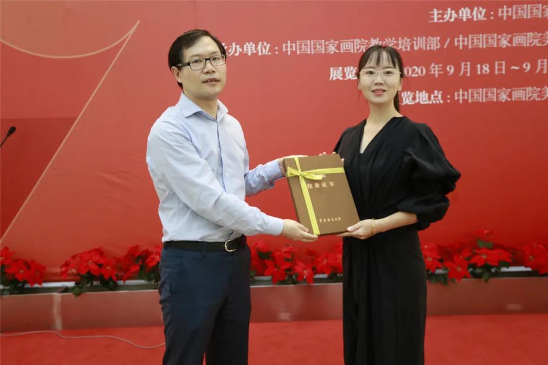 中国国家画院党委书记张士军为学员代表颁发结业证书