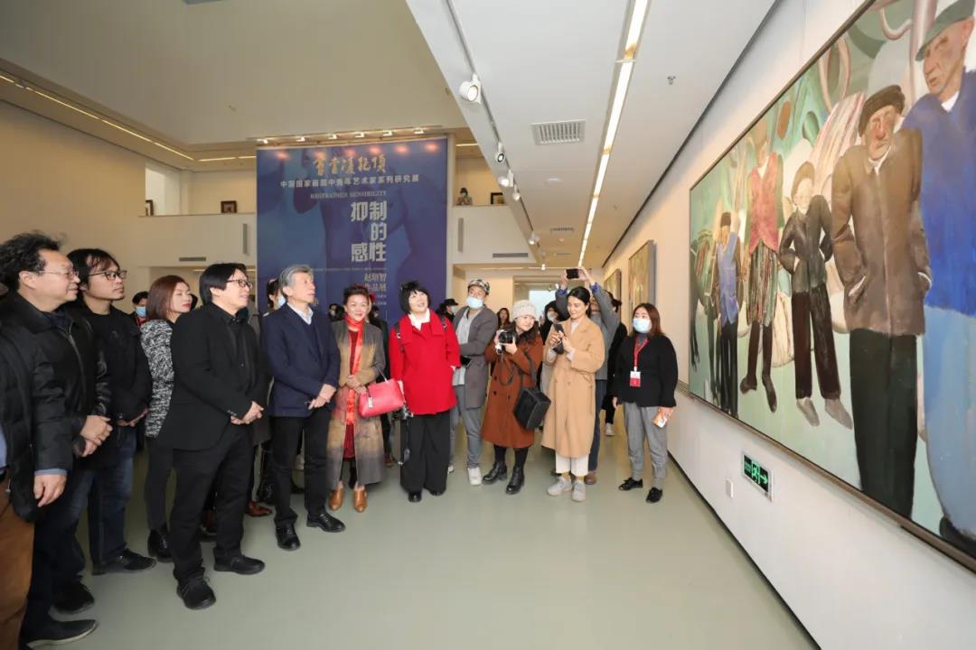 中国美术家协会主席、中央美术学院院长范迪安在展览现场观展