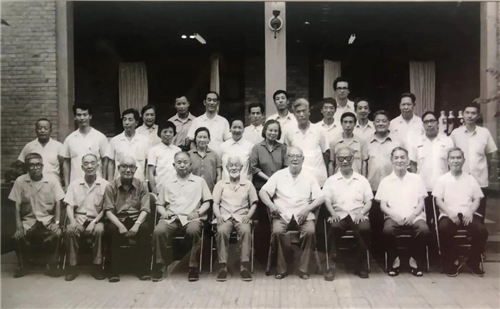1979年7月11日，时任全国人大委员会委员长叶剑英在颐和园藻鉴堂接见了“中国画创作组”的画家
