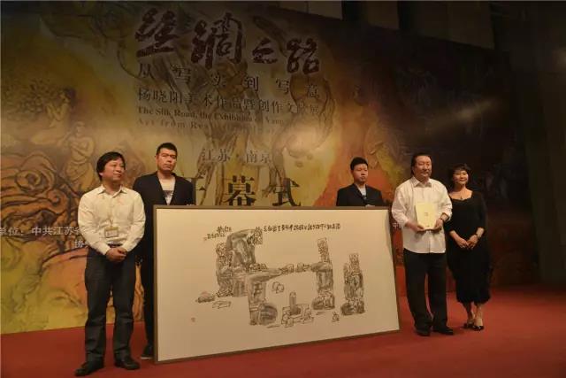 江苏省美术馆馆长徐惠泉代表美术馆接受了杨晓阳向江苏省美术馆捐赠的作品《酒逢知己》