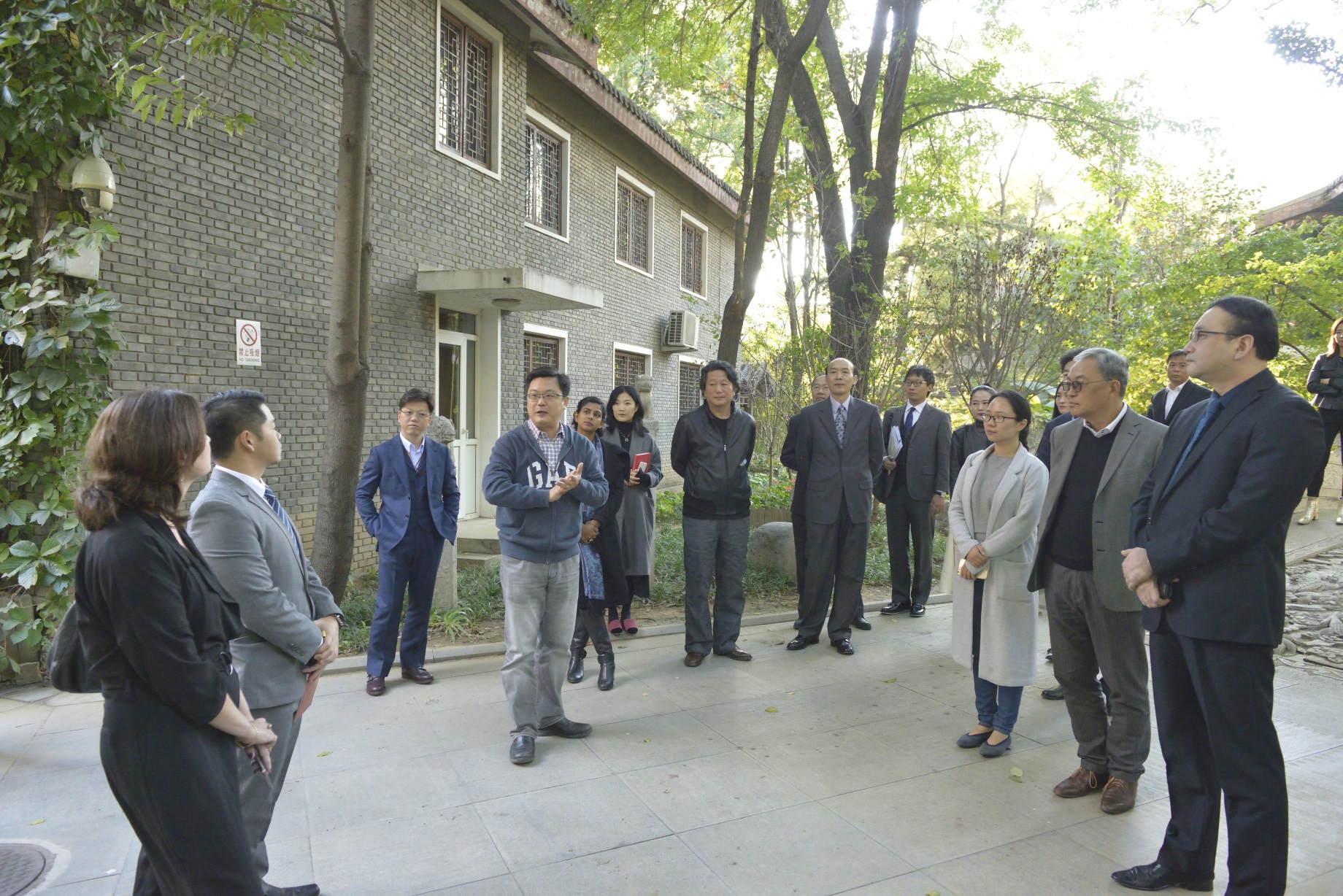 中国国家画院外事办公室主任张楠向到访嘉宾介绍中国国家画院情况